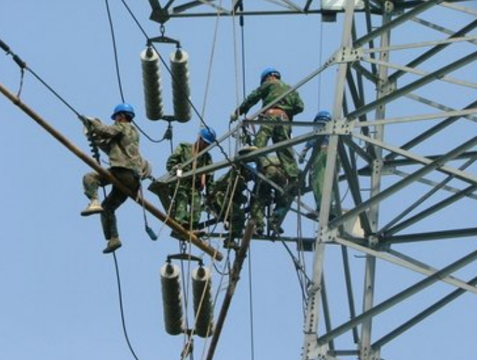 夏季將至，成華防墜器助力電網一線員工