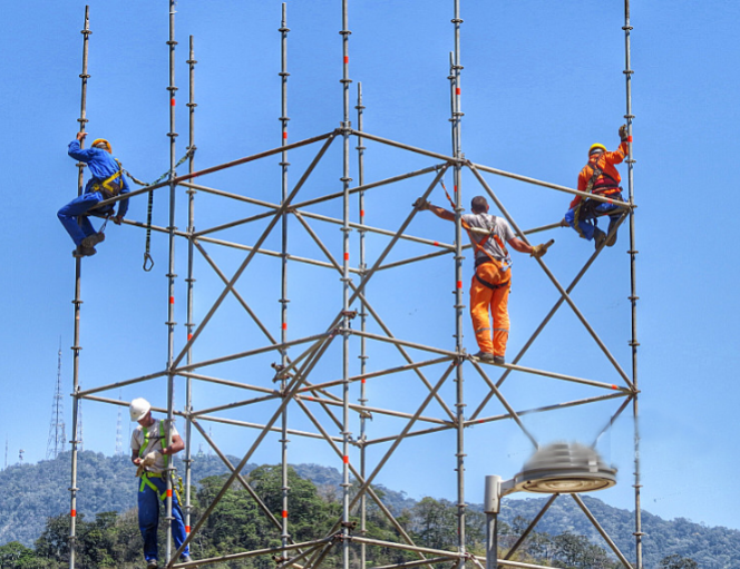 搭建腳手架一定要隨身佩戴防墜器